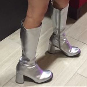 Fabulous, sexy, one of a kind women’s boots. Silver material. Size 6